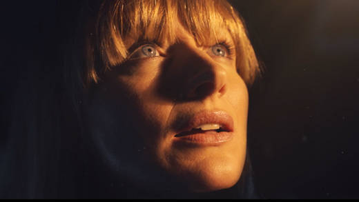 Sie bringt das Licht nach Hause. Mit Hilfe von Innogy.