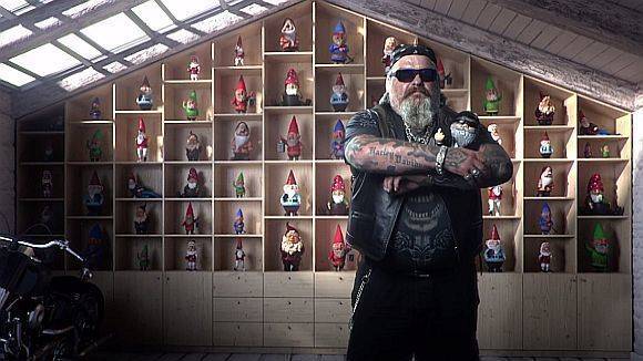 Vom Fetisch-Renter bis zum Gummi-Enthusiasten: der neue TV-Spot von Deinschrank.de.