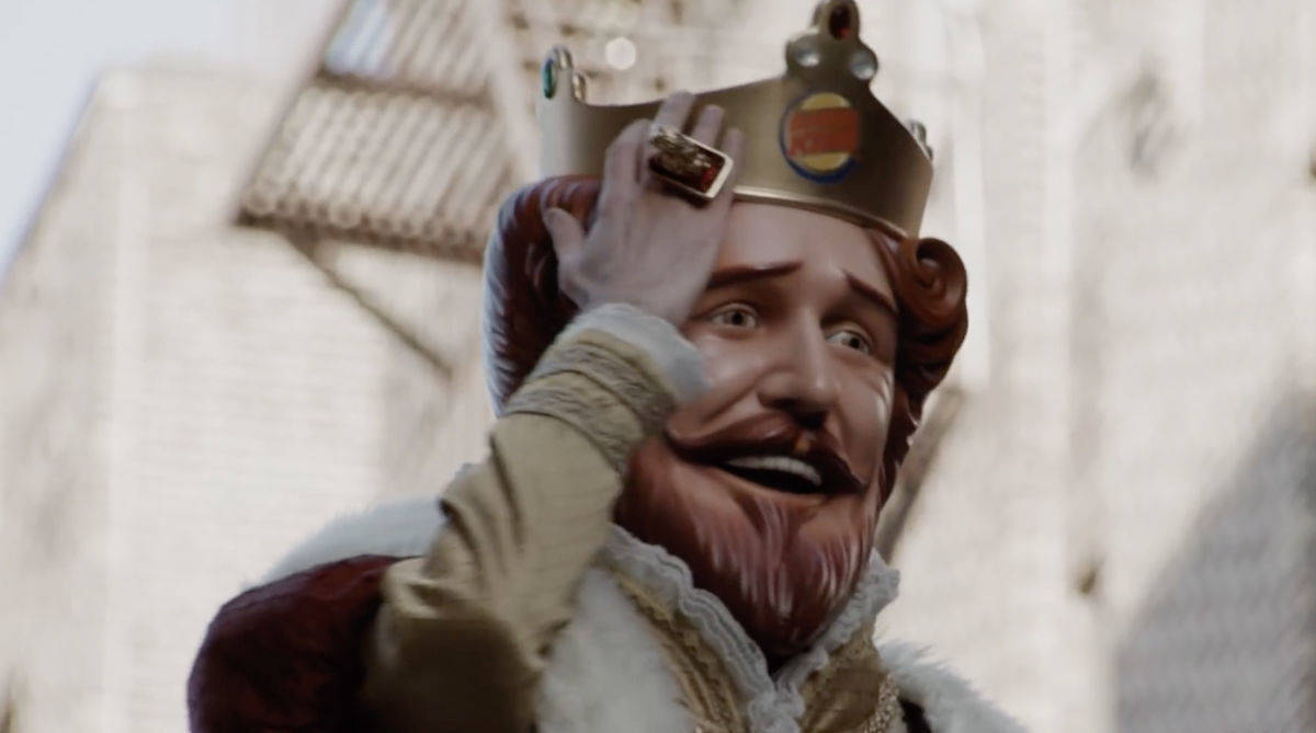 Der Burger-König promotet Gratisessen.