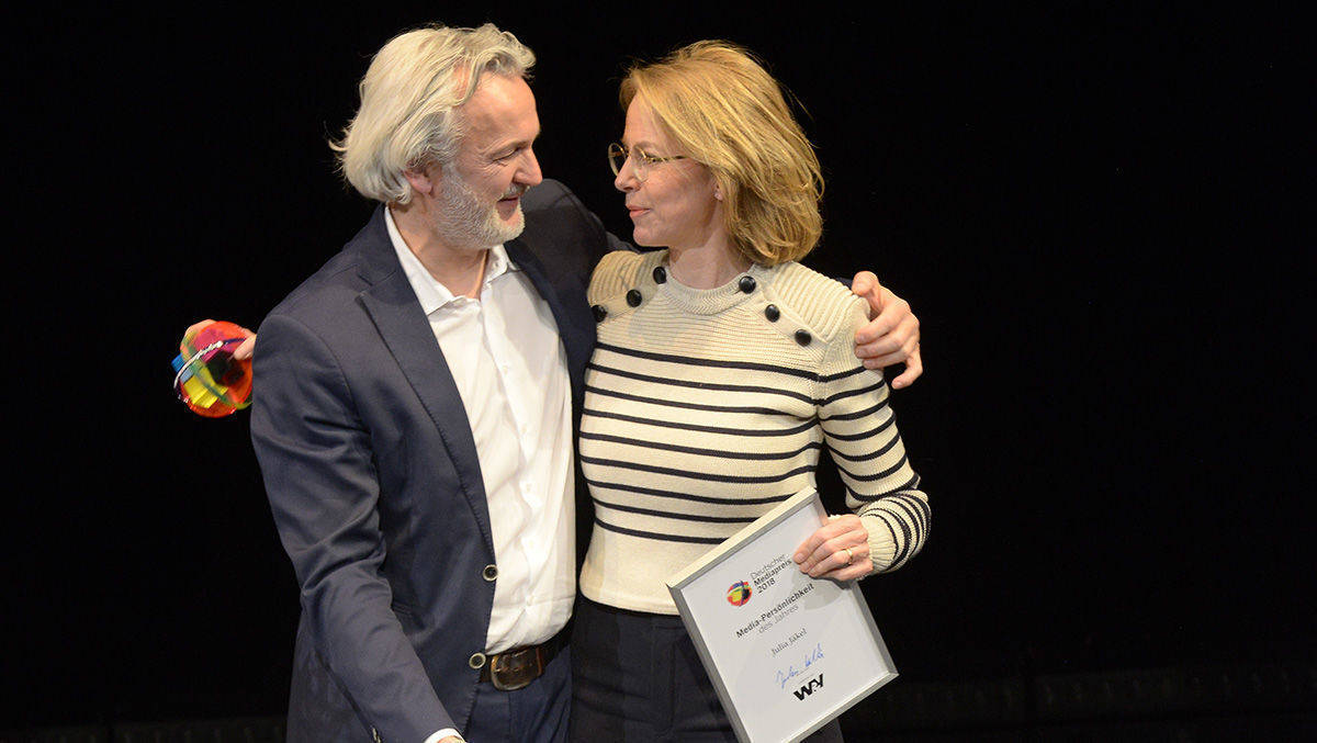 Laudator Matthias Dang gratuliert Julia Jäkel, Media-Persönlichkeit des Jahres.