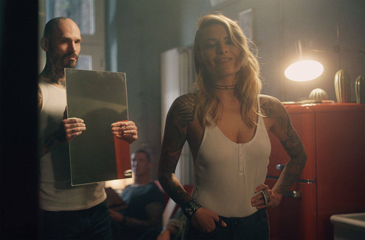 WM-Spot: Sophia Thomalla ist zufrieden mit dem Ergebnis. WM-Botschafter Stefan Kretzschmar ( im Hintergrund) auch.