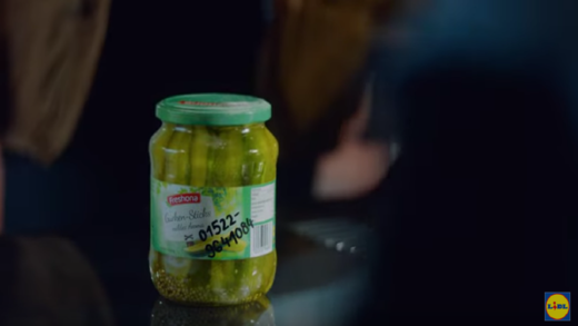 Ein Glas Gurken hat für die Protagonisten des Spots eine besondere Bedeutung.