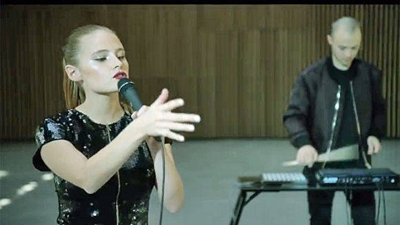 Das Duo Haute performt den Markensong von Sofitel.