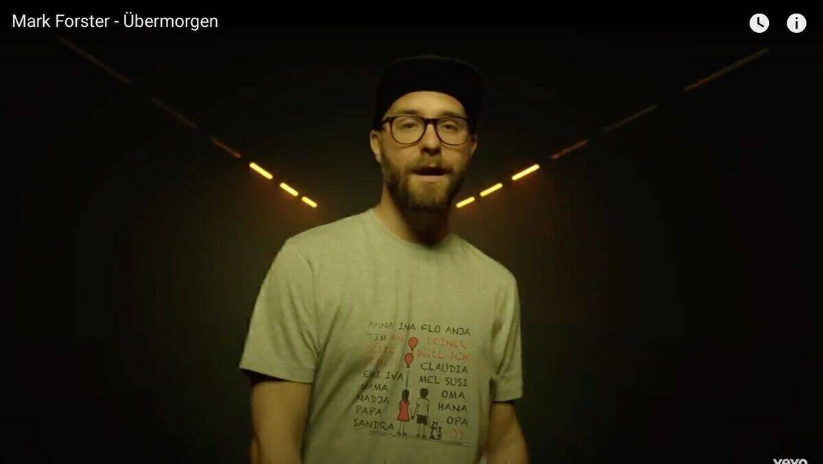 Auf dem T-Shirt von Mark Forster prangen die gezeichneten Icons der Fans