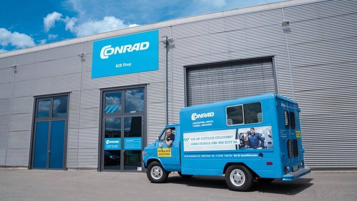 Mit einem bedruckten Laster wirbt Conrad für den neuen Profi-Service
