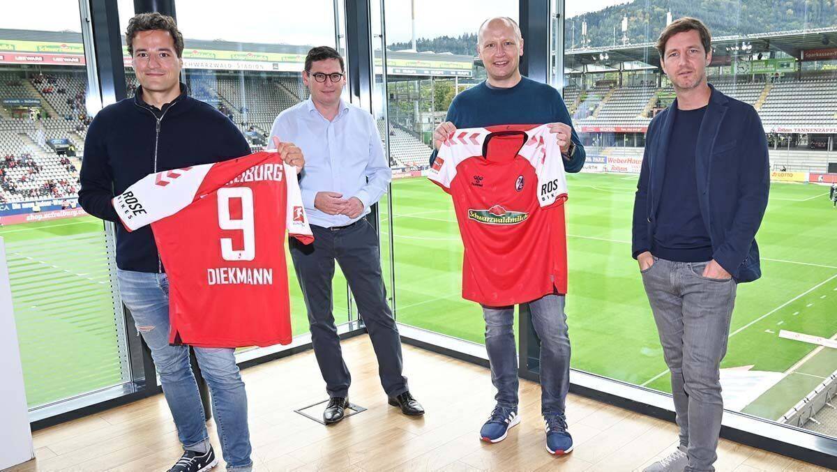 sehen (v. l. n. r.): Marcus Diekmann (Geschäftsführer Rose Bikes), Oliver Leki (Vorstand SC Freiburg), Thorsten Heckrath-Rose (Geschäftsführer Rose Bikes) und Jochen Saier (Vorstand SC Freiburg)