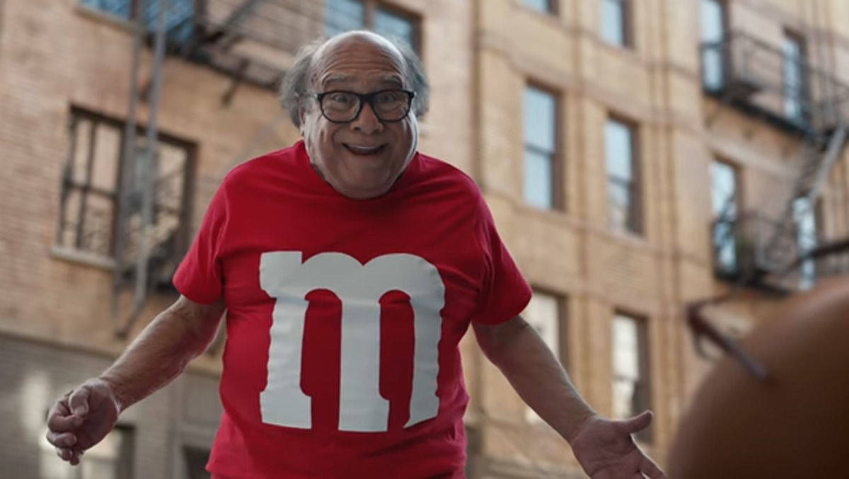 Danny DeVito spielt eine wirklich zentrale Rolle im M&M's-Spot zum Super Bowl 2018.