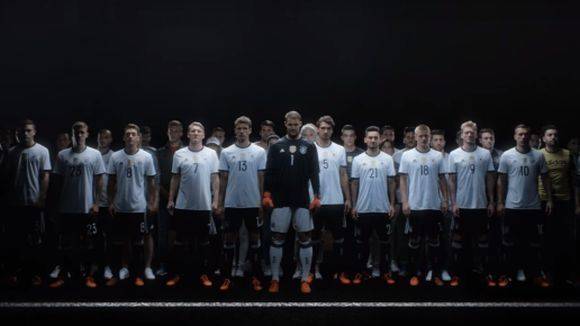 Das DFB-Trikot macht mehr als 70 Prozent der gesamten Nachfrage auf Amazon aus.