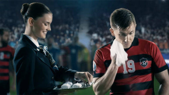 Noch schnell ein Erfrischungstuch vorm Elfmeter.