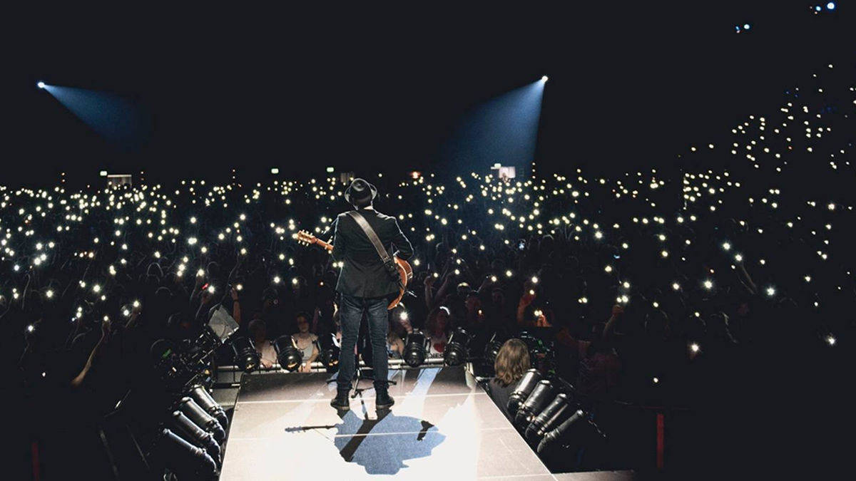 Johannes Oerding auf einem Konzert, das EnviaM unterstützt