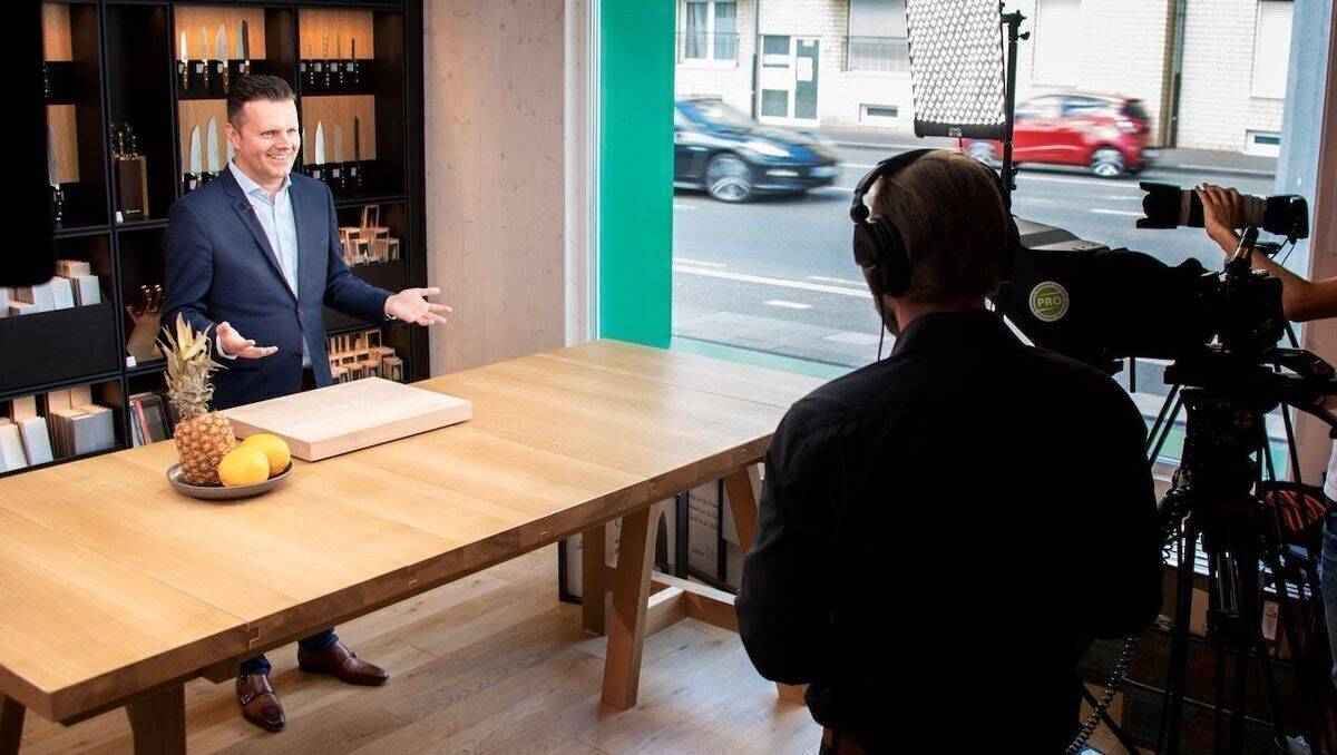 Sales-Chef Martin Bieri tritt bei Wüsthof vor die Kamera