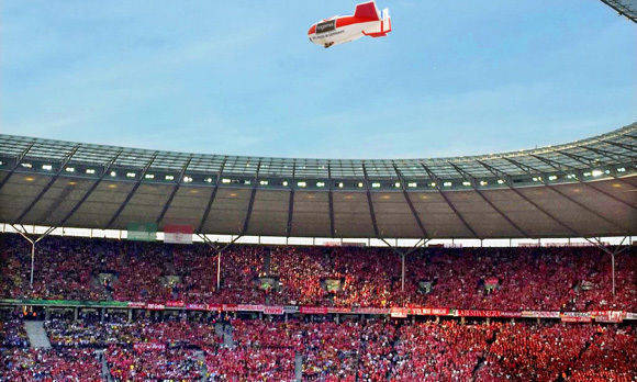 Trigema hatte am vergangenen Samstag diesen Auftritt über dem Olympiastadion.