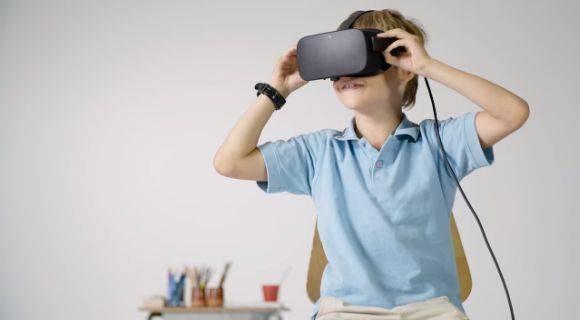 Der kleine Schweizer durfte sein Traumhaus malen und ihm dann dank Virtual Reality ganz nah sein.