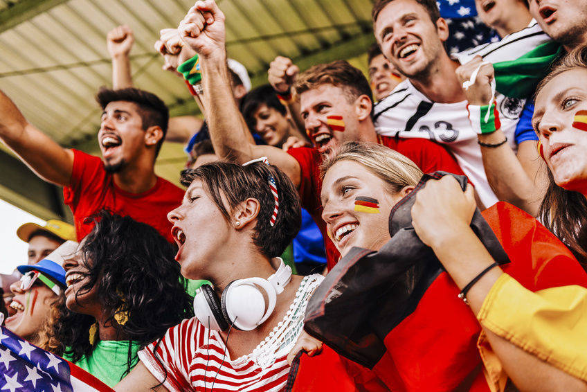 Zieht die Fußball-Bundesliga vor allem Männer älteren Semesters an, sind EM-Fans gut zur Hälfte weiblich (46%) und mehrheitlich unter 50 Jahre alt (53%).