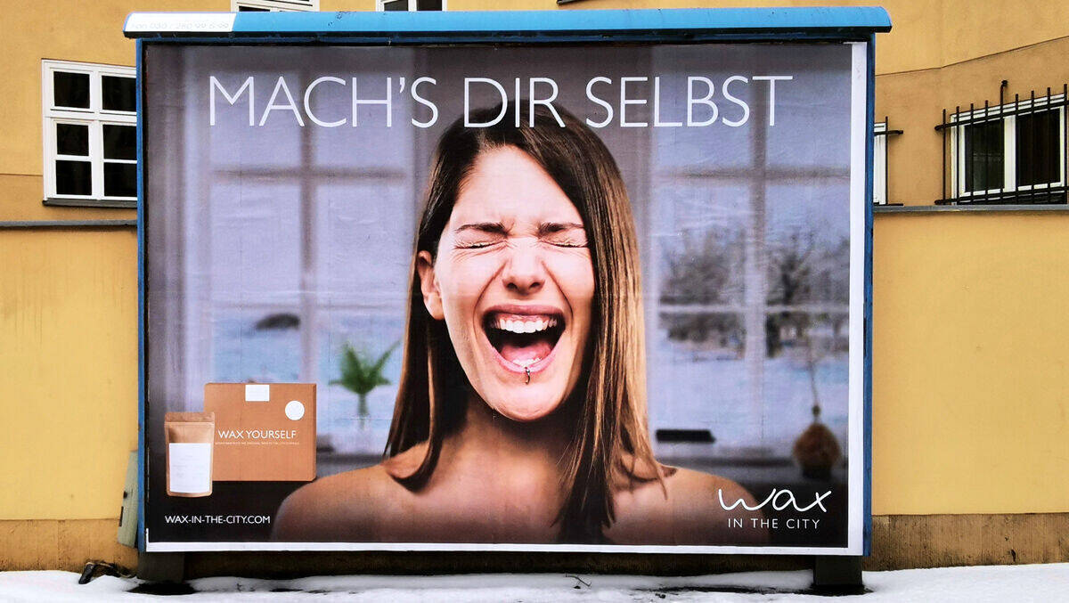 Mit Plakaten macht Wax In The City auf das hauseigene Wax-at-home-Set aufmerksam.