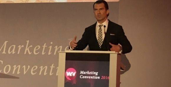 Burda-Vorstand Philipp Welte spricht über "Die neue Macht des Konsumenten".