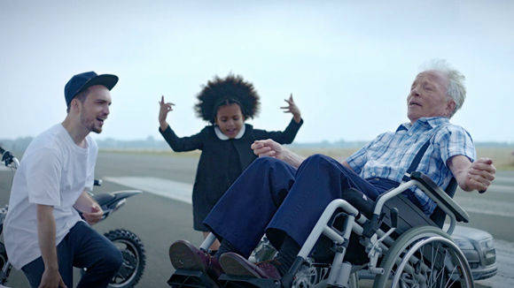 Aldi für alle: Rapper Fargo (links) philosophiert im Aldi-Rap über die Vorzüge der Einfachheit.