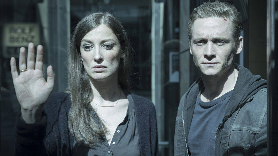 Ehepaar Franke alias Alexandra Maria Lara und Matthias Schweighöfer: "You Are Wanted" bei Amazon feiert erfolgreichen Start.