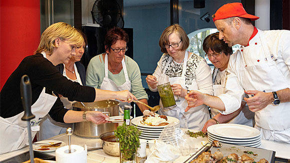 Promi-Koch Andreas C. Studer mit Leserinnen von Bauer-Titeln.