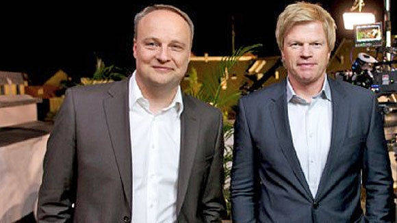 ZDF-Fußballmoderator Oliver Welke (l.), hier mit Oliver Kahn, kommt beim Publikum gut an.