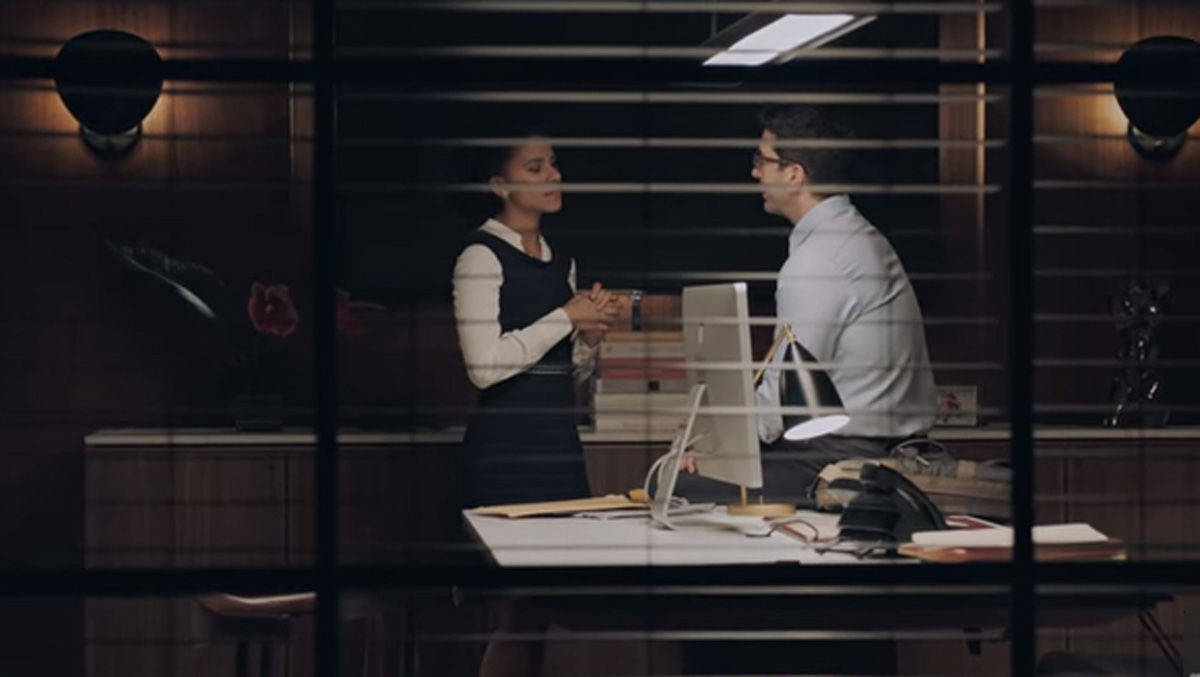 "Ich hab einen Freund." - "Das ist kein Problem, ich bin verheiratet.": David Schwimmer stellte eine "normale" Belästigungssituation im Büro nach.