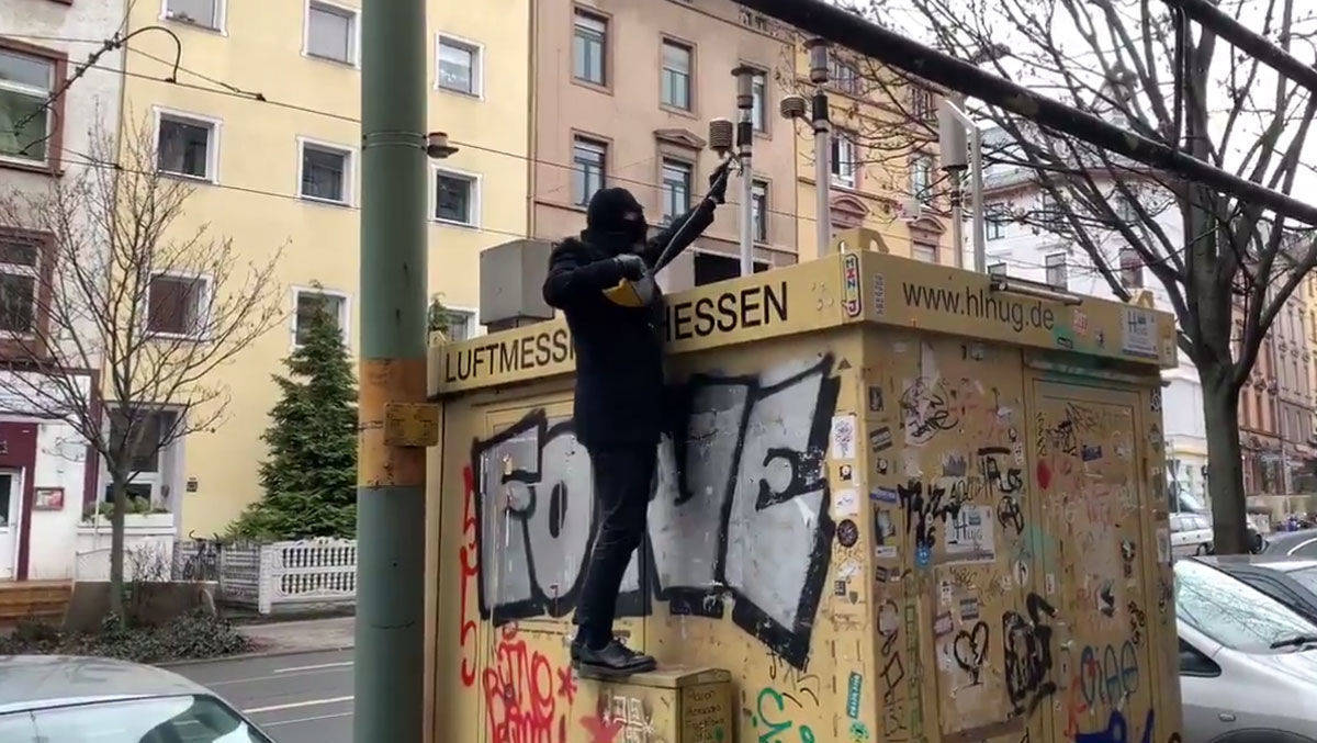 Chefredakteur Moritz Hürtgen ist für die "Titanic-Feinstaubmanipulation" in Aktion.