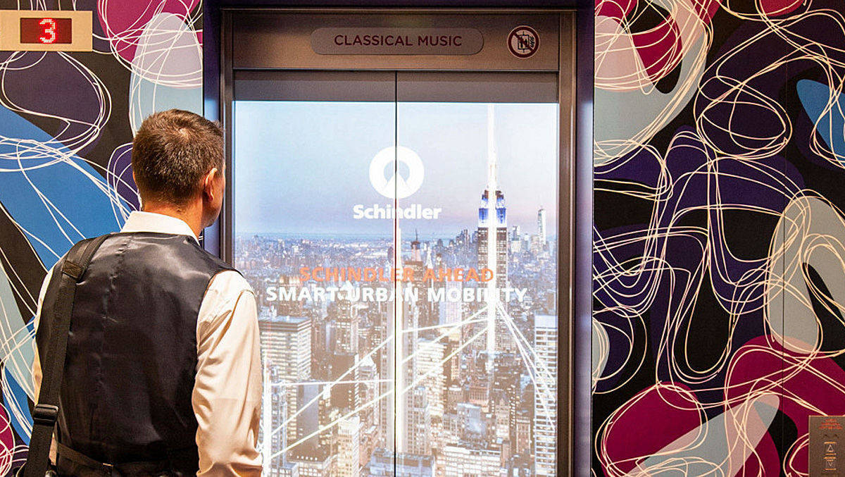 Neue digitale Außenwerbefläche: Aufzugtüren.