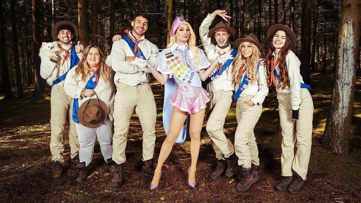 Bei "#offline im Wald" müssen sechs Influencer mit Dragqueen Candy Crash (vorne Mitte) eine Woche lang ohne Smartphone auskommen.