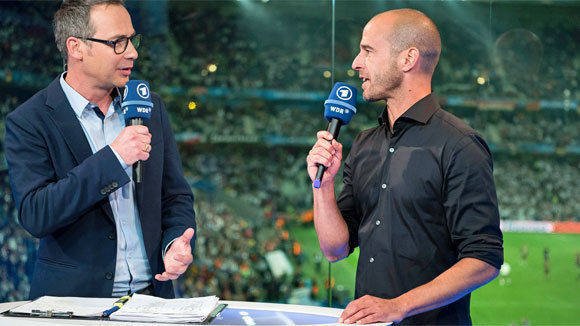 Matthias Opdenhövel (l.) hat als EM-Experten Mehmet Scholl an seiner Seite.