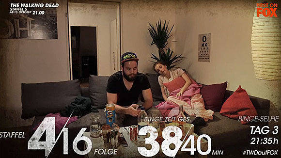 Zombie-Druckbetankung mit Binge-Selfie: Fox hat ein junges Pärchen mit Kameras dabei beobachtet, wie es alle 51 Folgen von "The Walking Dead" hintereinander sieht.