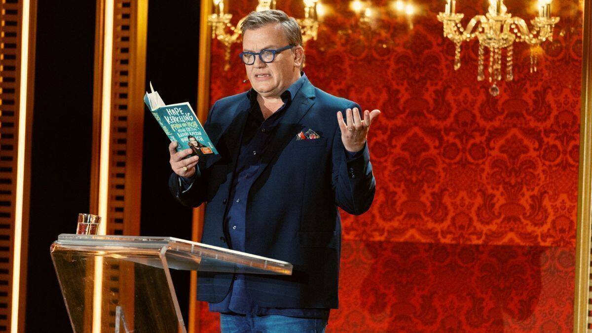 Das Katzenbuch von Hape Kerkeling spielt eine wichtige Rolle in der Bühnenshow.