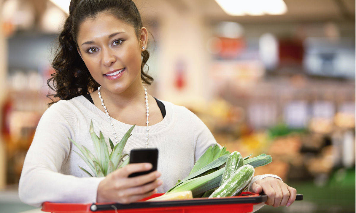 Das Smartphone ist immer dabei. Gute Gelegenheit, um zum Beispiel beim Einkauf noch schnell eine Werbebotschaft zu senden. Mobile Werbung boomt.