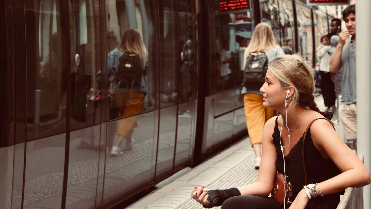 Immer mehr Menschen hören Podcasts - laut einer Studie bis zu zwei Milliarden im Jahr 2023.