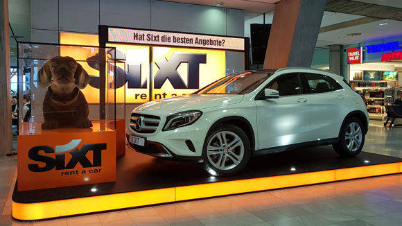 Das Dackel-Orakel ist aktuell am Flughafen Stuttgart zu sehen und kennt die Antwort auf viele Fragen.