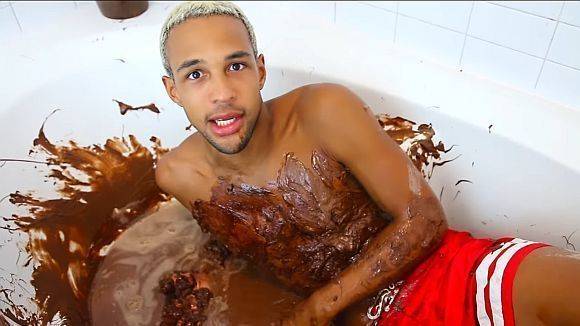 Simon Deshue badet in 40 Kilogramm Nutella.