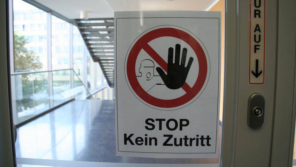 Stop - Jugendliche müssen draußen bleiben.