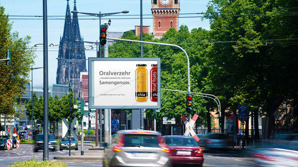 Die erste Plakatkampagne von True Fruits provoziert mit viel Wortwitz.