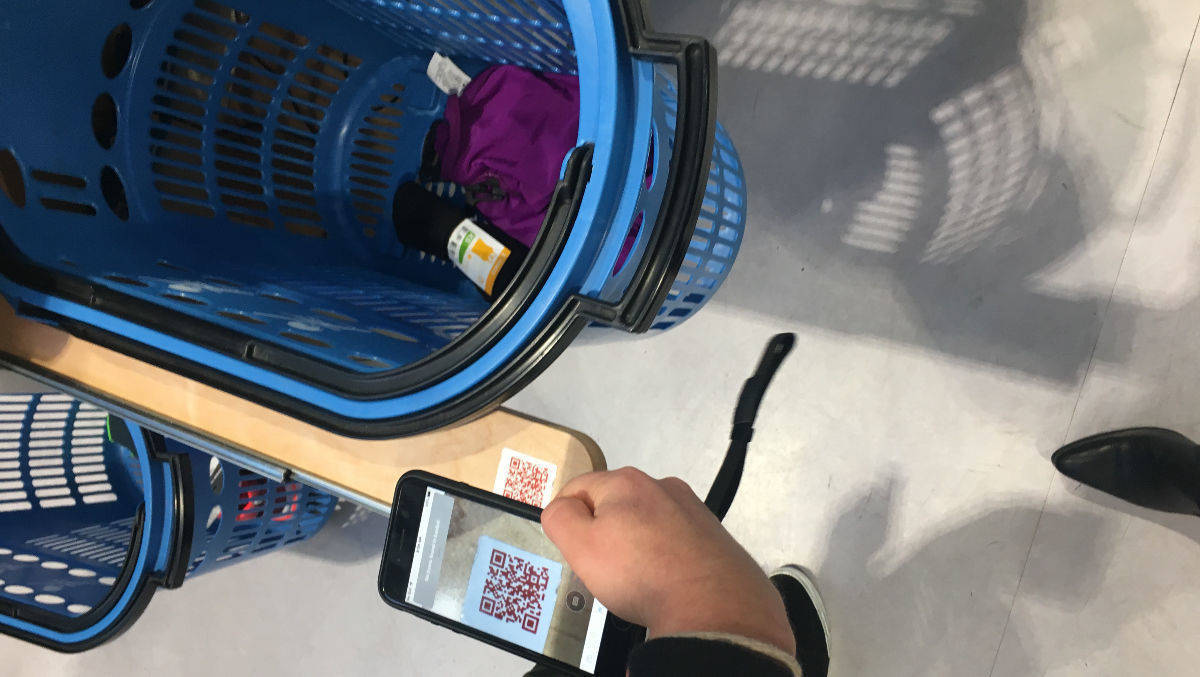 Im "RFID Trolly" wird die Ware erfasst und per QR-Code übermittelt.