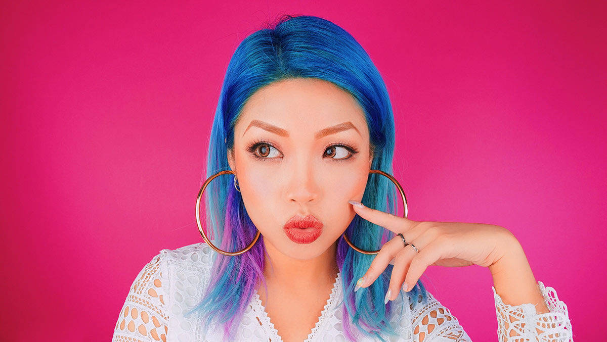 Die Influencerin reist in viele Länder und dreht dort Beauty-Streams, aus denen Produkte via "click-to-buy" direkt bestellt werden können.