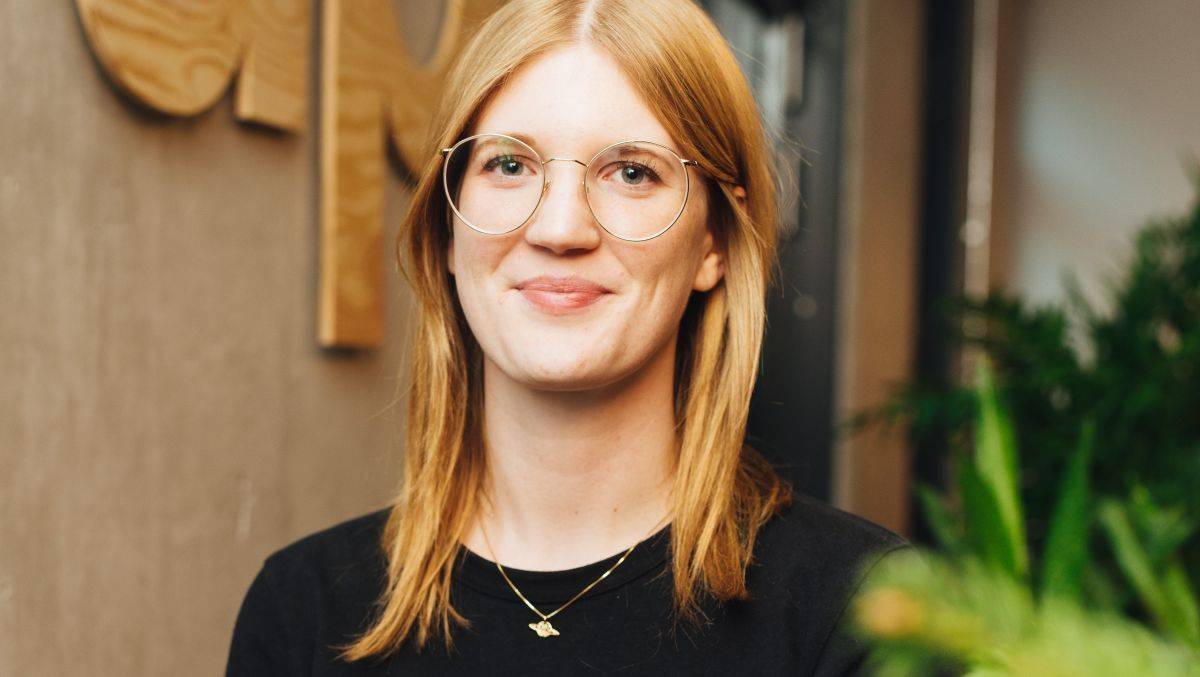 Lena Wisser von productsup weiß, was man an einem anstrengenden Dmexco-Tag braucht: Snacks - und eine Tasche für Goodies!