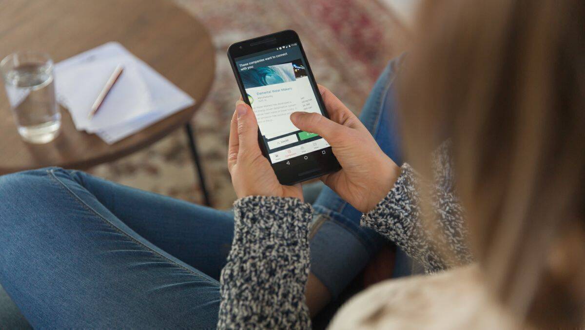 Die Gen Z erledigt fast alles auf dem Smartphone - was heißt das für Unternehmen, die neue Köpfe suchen?