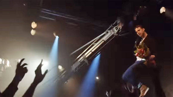 Im Spot für Barclaycard wird Kaiser-Chiefs-Frontmann Ricky Wilson zum Blumenbote.