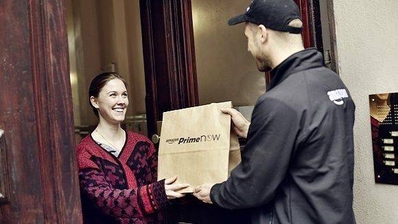Gern gesehen: Der Mann mit der Amazon-Lieferung.