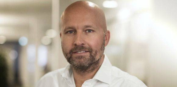 Zurücklehnen und inspirieren lassen: Das Katalog-Geschäft ist nach wie vor wichtig für Bonprix-Manager Lars Gerber.