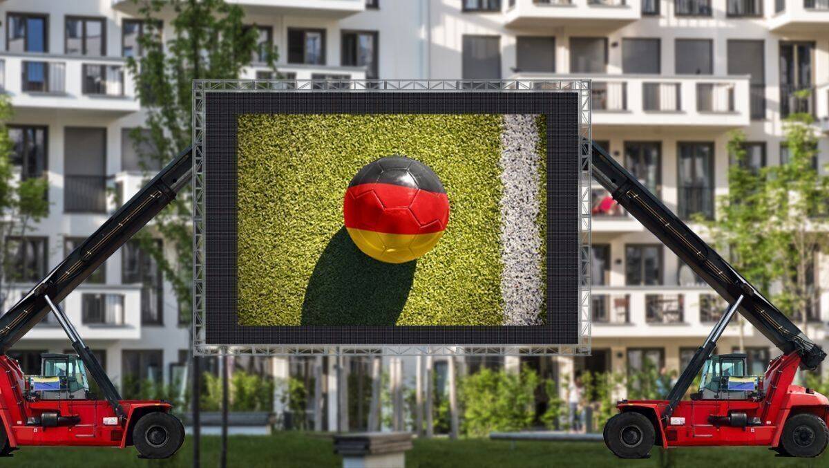 Public-Viewing über eine Leinwand auf dem Kran - so sieht Fußballfieber in Coronazeiten aus. 