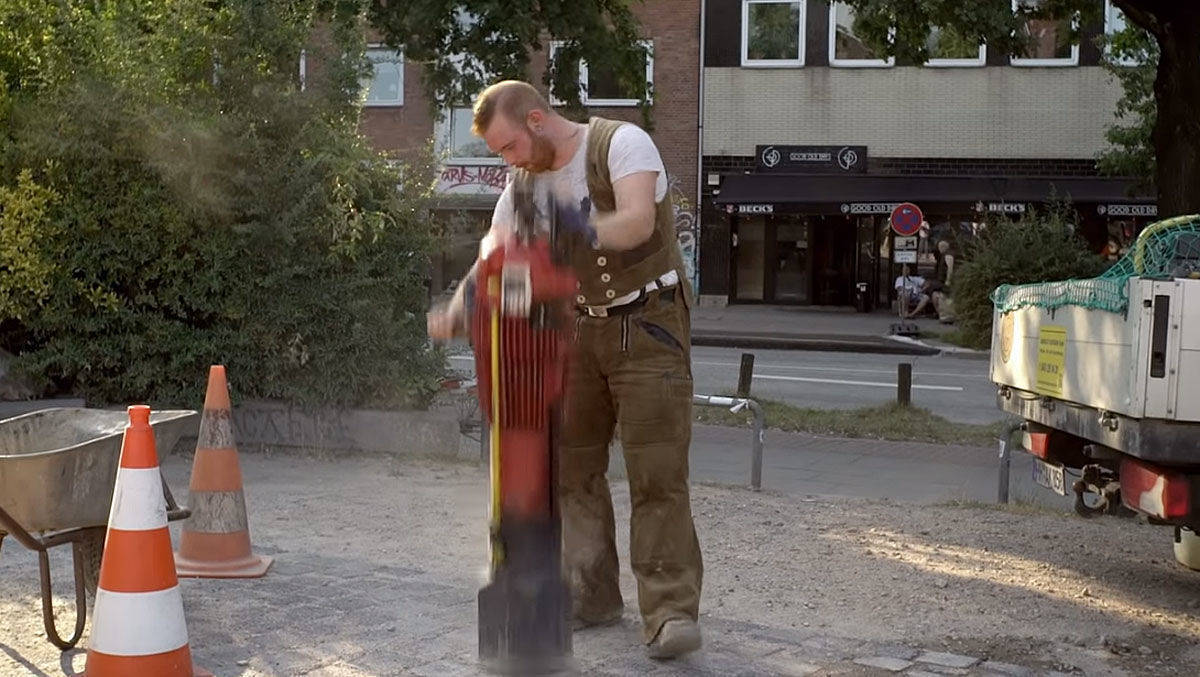 "Weil die Stadt schon laut genug ist", preist Smart Berlin den geräuschlosen EQ an. (Im Bild Szene aus einem Spot). 