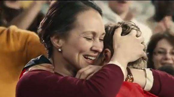 Mit rührender Geste dankt Procter den Müttern der Athleten.