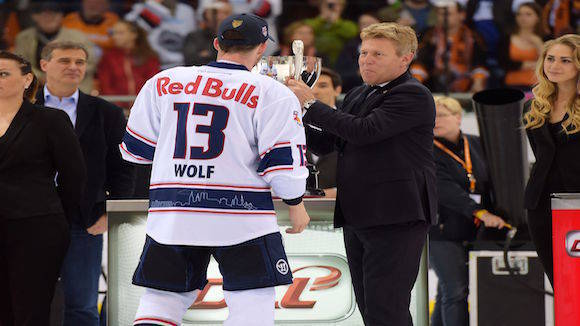 Gernot Tripcke (r.) überreicht Michael Wolf vom EHC Red Bull München die Meisterschaftstrophäe