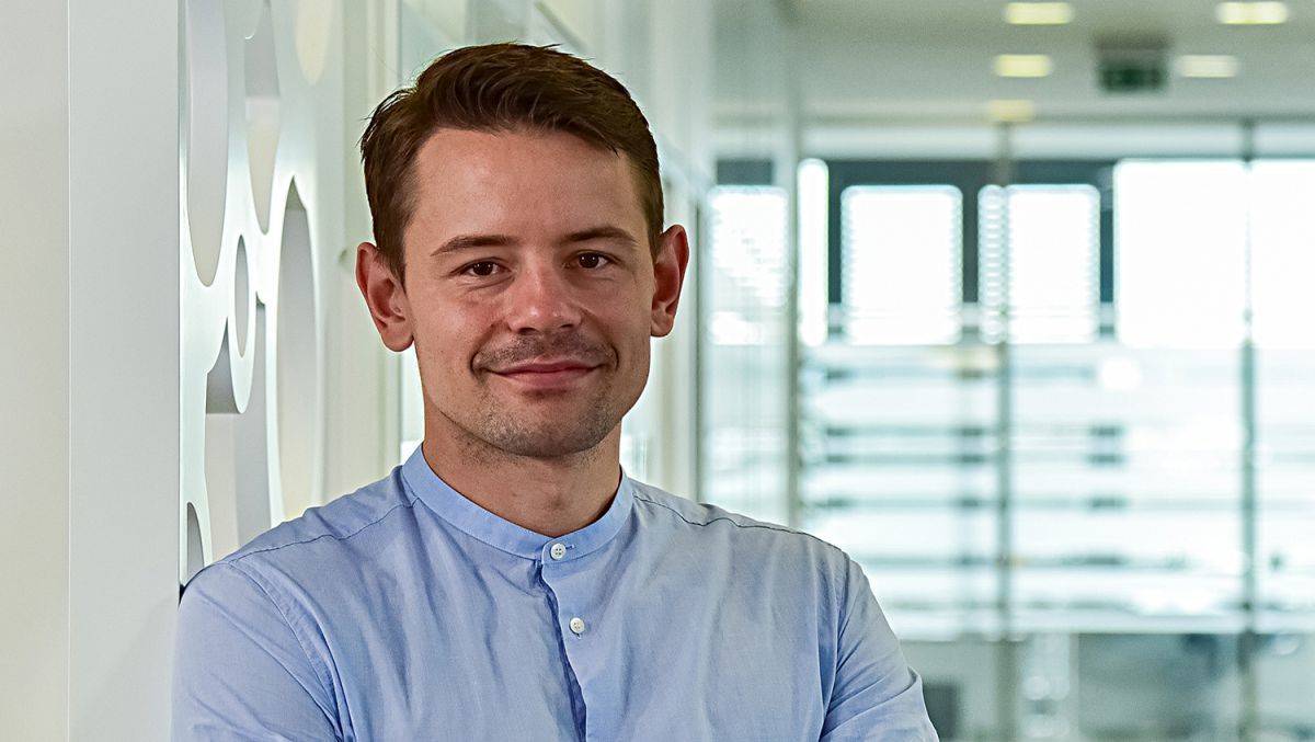 Christoph Seeger ist Manager Creative Strategy bei der Sportmarketing-Agentur Infront in Frankfurt und unterstützt Unternehmen bei der Entwicklung von Strategien, Konzepten und Kampagnen zur Aktivierung von Markenwerten im Sport. Zuvor war er als Account Director bei der Digitalagentur ARTUS interactive tätig.