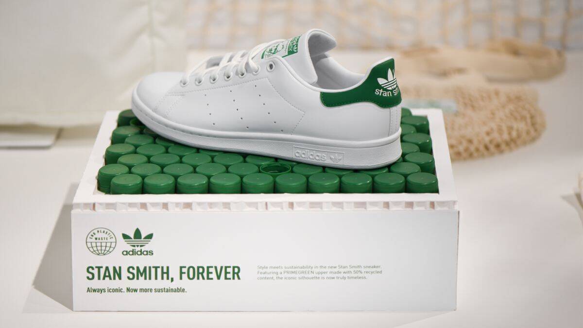 Die ganzheitlich nachhaltige Retail-Kampagne „Stan Smith, forever“ kompensiert CO2-Emissionen vollständig und setzt damit neue Maßstäbe für den Einzelhandel.
